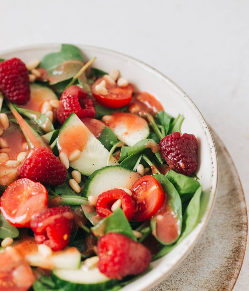 Die hausgemachte Vinaigrette vom PUR an einem sommerlich aussehenden Salat.